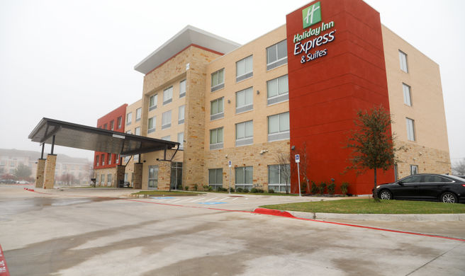 Holiday Inn Express & Suites Forney Exterior