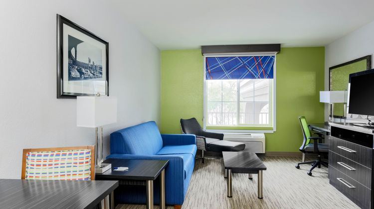 Holiday Inn Express Lancaster Suite