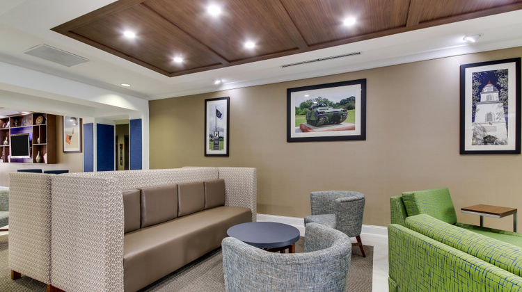 Holiday Inn Express & Stes Columbus Lobby