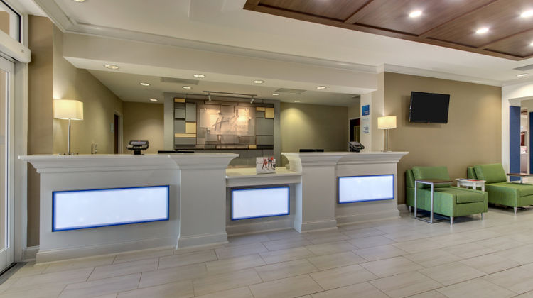 Holiday Inn Express & Stes Columbus Lobby