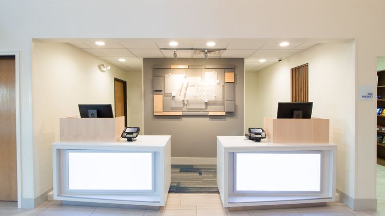 Holiday Inn Express & Suites Worthington Lobby