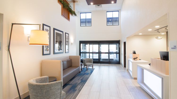 Holiday Inn Express & Suites Worthington Lobby