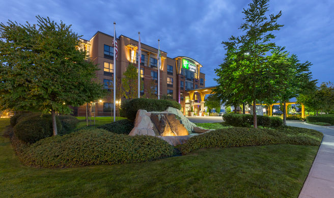 Holiday Inn Express Suites Riverport Exterior