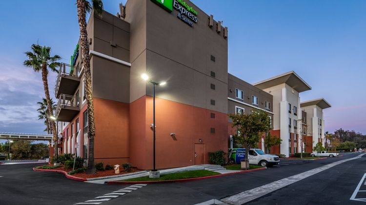 Holiday Inn Express & Suites Fremont Exterior