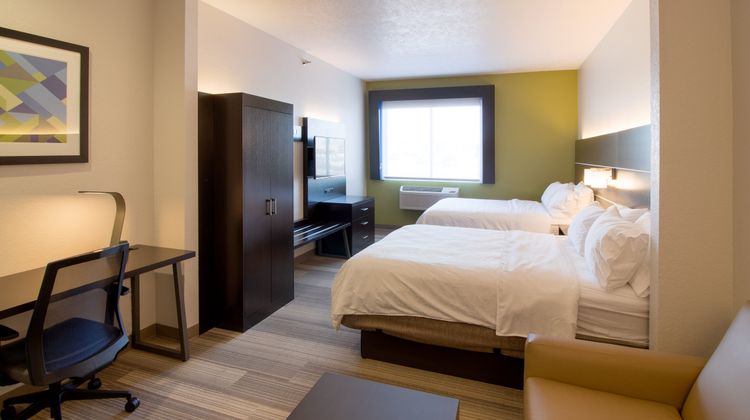 Holiday Inn Express & Suites Worthington Suite