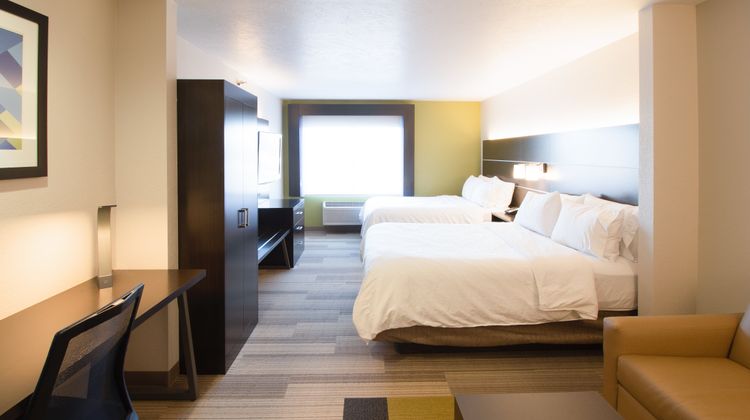Holiday Inn Express & Suites Worthington Suite