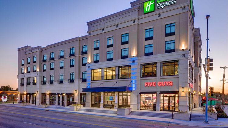 Holiday Inn Express & Suites Exterior