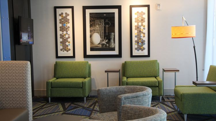 Holiday Inn Express/Stes Airport North Lobby