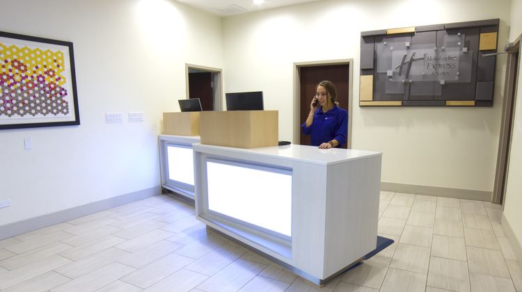 Holiday Inn Express & Suites Lobby