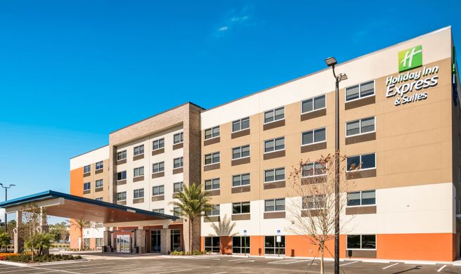 Holiday Inn Express & Suites Town Center Exterior