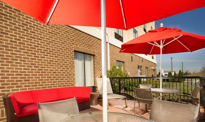 Holiday Inn Express Hotel & Suites Exterior