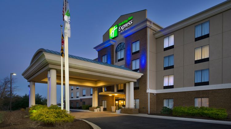 Holiday Inn Express Hotel & Suites Exterior