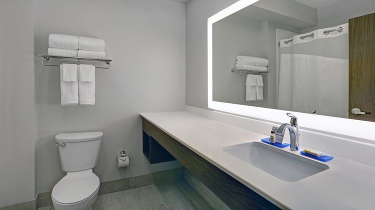 Holiday Inn Express & Suites Overland Pk Room