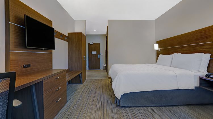 Holiday Inn Express & Suites Overland Pk Room