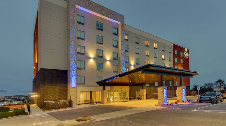 Holiday Inn Express & Suites MetroCenter Exterior