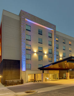 Holiday Inn Express & Suites MetroCenter