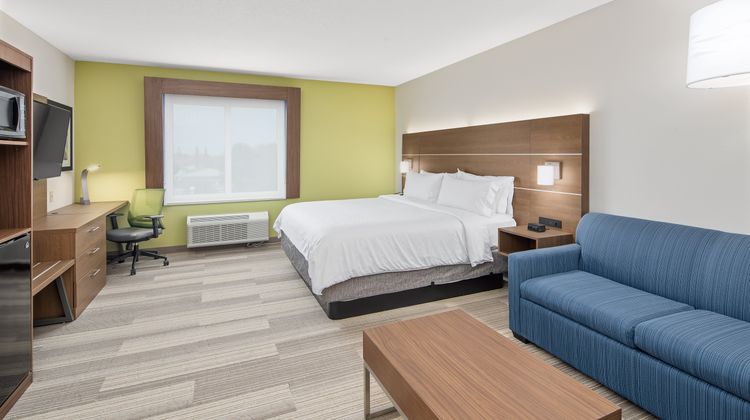 Holiday Inn Express Hotel & Suites Room