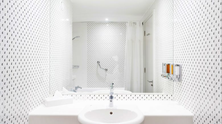<b>Holiday Inn Hemel Hempstead Room</b>. Images powered by <a href="https://www.leonardoworldwide.com/" title="Leonardo Worldwide" target="_blank">Leonardo</a>.