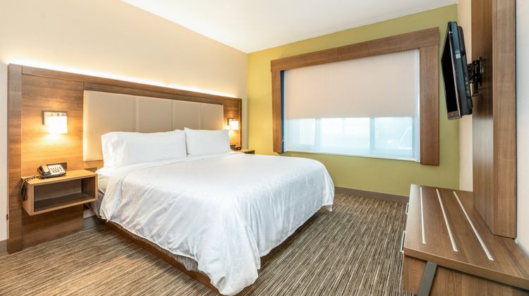 Holiday Inn Express & Suites Fremont Suite