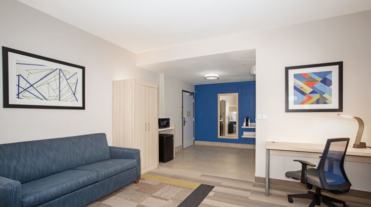 Holiday Inn Express & Suites Phoenix Room