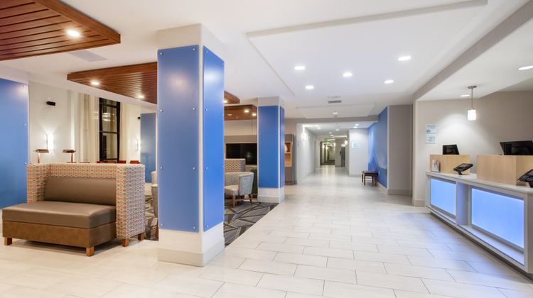 Holiday Inn Express & Suites Phoenix Lobby