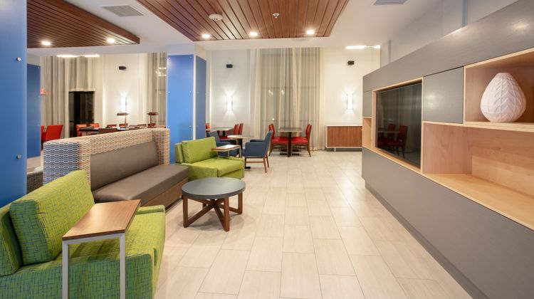 Holiday Inn Express & Suites Phoenix Lobby