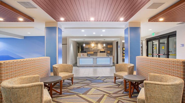 Holiday Inn Express & Suites Phoenix Lobby