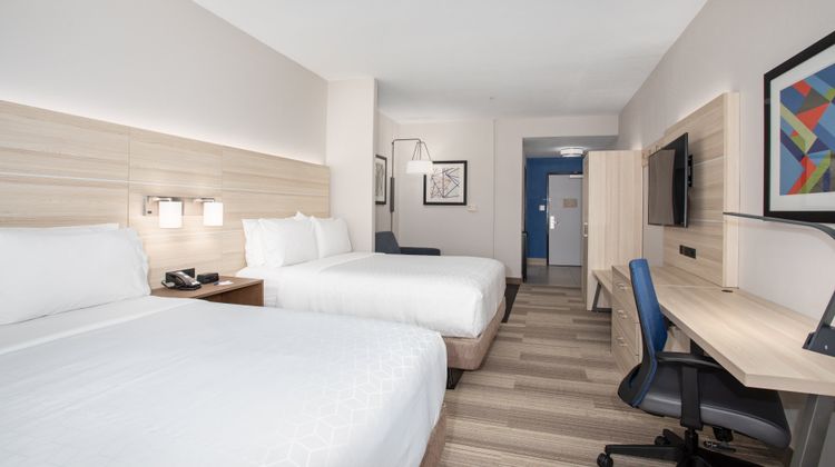 Holiday Inn Express & Suites Phoenix Suite