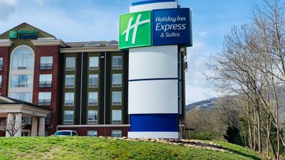 Holiday Inn Express Hotel & Suites