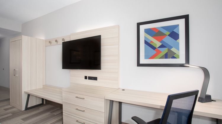 Holiday Inn Express & Suites Phoenix Room