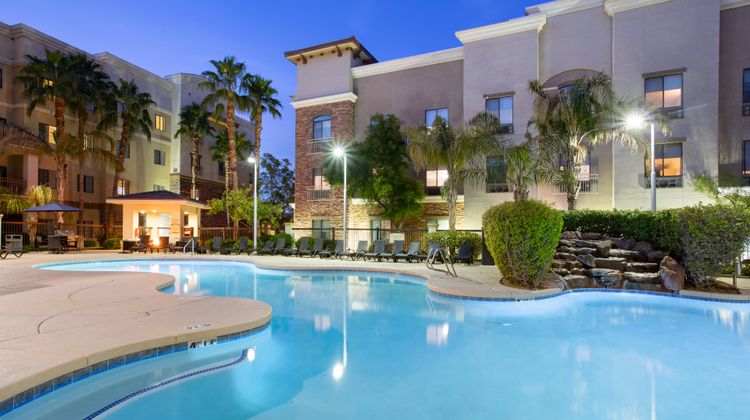 Holiday Inn Express & Suites Phoenix Pool