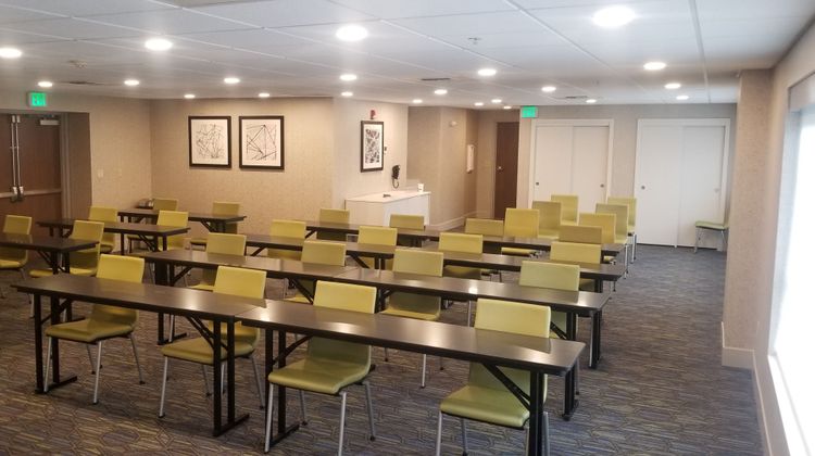Holiday Inn Express Hotel & Suites Meeting