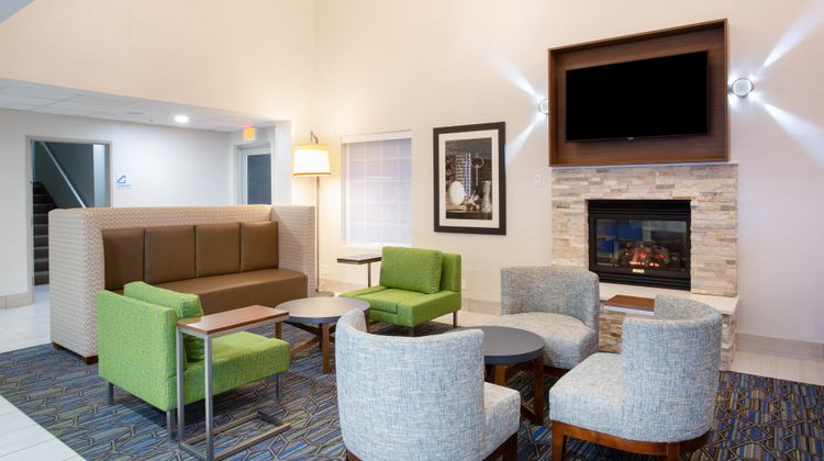 Holiday Inn Express & Stes Lincoln City Lobby