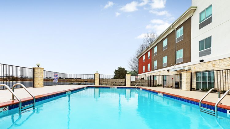 Holiday Inn Express Suites Junction Pool