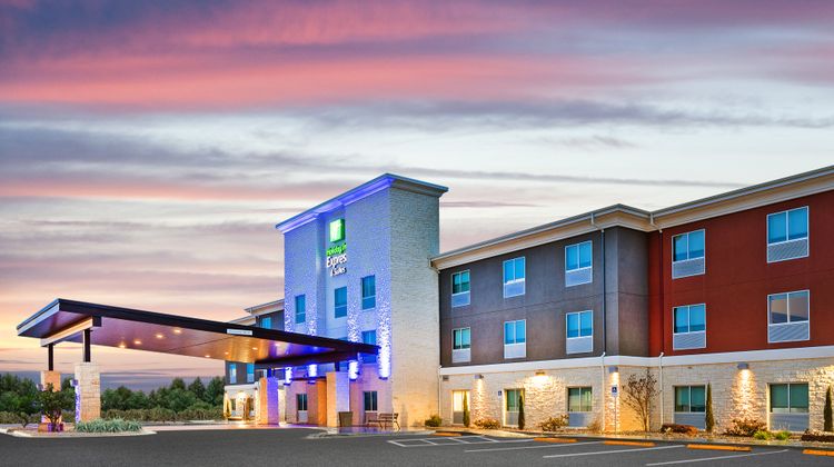 Holiday Inn Express Suites Junction Exterior