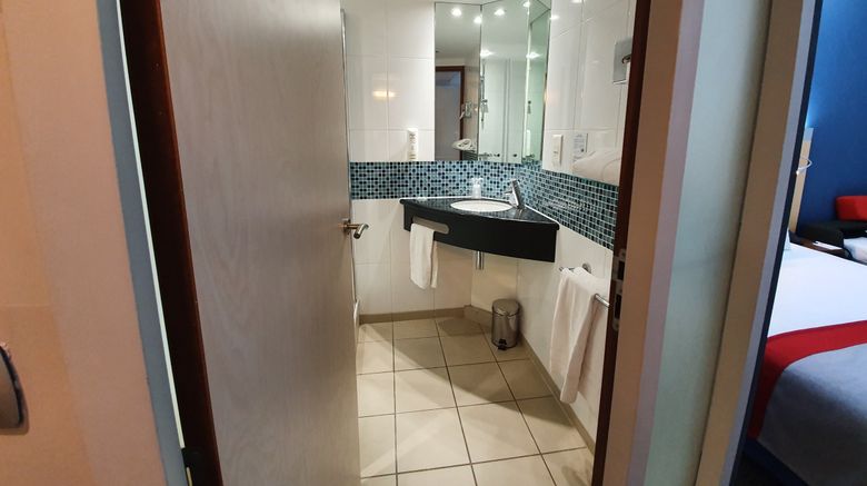 <b>Holiday Inn Express Paris Room</b>. Images powered by <a href="https://www.leonardoworldwide.com/" title="Leonardo Worldwide" target="_blank">Leonardo</a>.