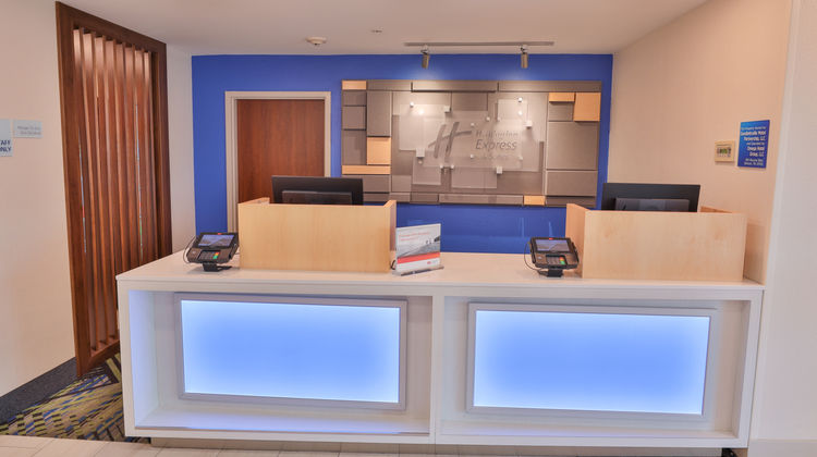 Holiday Inn Express Hotel & Suites Lobby