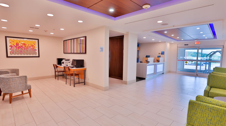 Holiday Inn Express Hotel & Suites Lobby