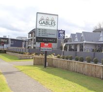 Gables Lakefront Motel Exterior