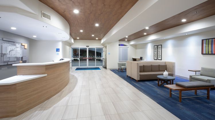 Holiday Inn Express Hotel & Suites Lobby
