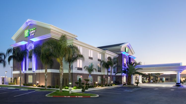 Holiday Inn Express Hotel & Suites Exterior