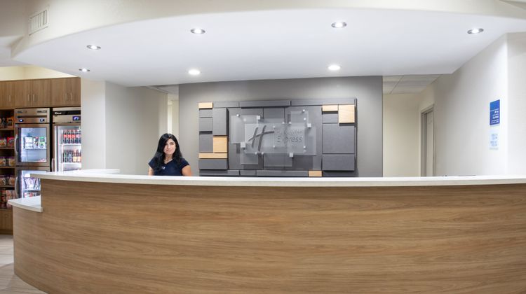 Holiday Inn Express Hotel & Suites Lobby