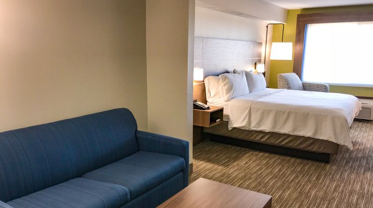 Holiday Inn Express Hotel & Suites Suite