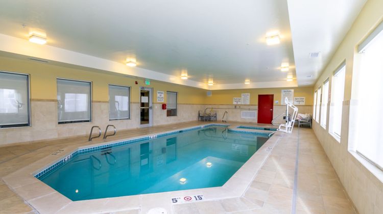 Holiday Inn Express Hotel & Suites Pool