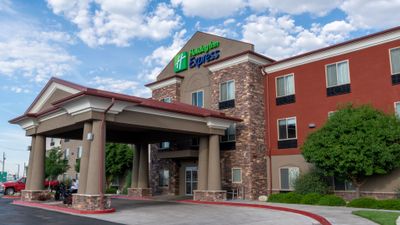 Holiday Inn Express Hotel & Suites