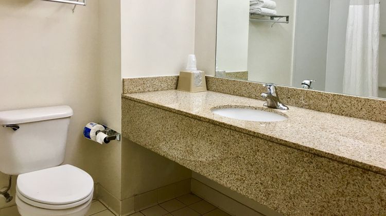 Red Carpet Inn Room