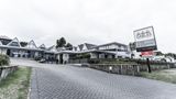 Gables Lakefront Motel Exterior