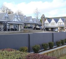 Gables Lakefront Motel Exterior
