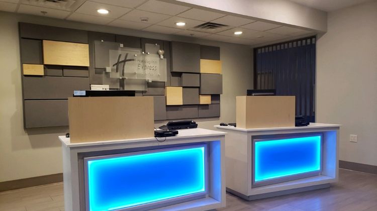Holiday Inn Express/Stes Lincoln Arpt Lobby