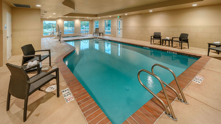Holiday Inn Express & Suites Red Bluff Pool